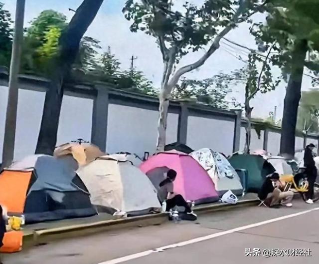 篷大军：年轻人开始对坐地起价说不！pg电子免费试玩模拟器景区外的帐(图4)